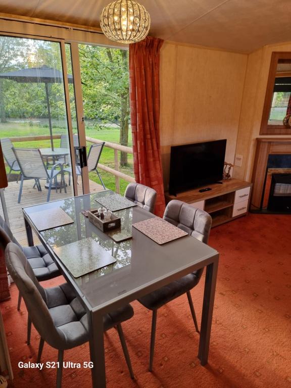 The Duck - Free Fishing, pets welcome - static caravan in Clare, Suffolk 5