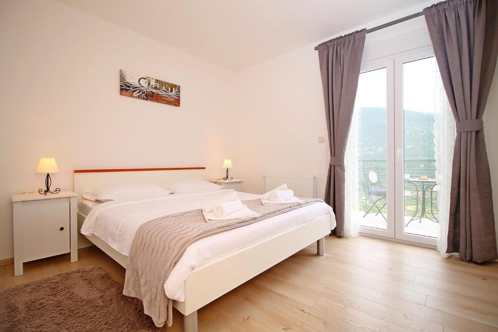 Villa Pasika with private 31m2 pool, summer kitchen with BBQ, 4 bedrooms