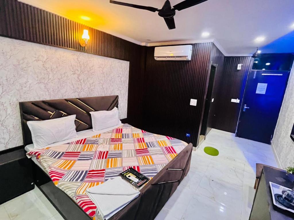 Postel nebo postele na pokoji v ubytování Hotel Nizamuddin Fab