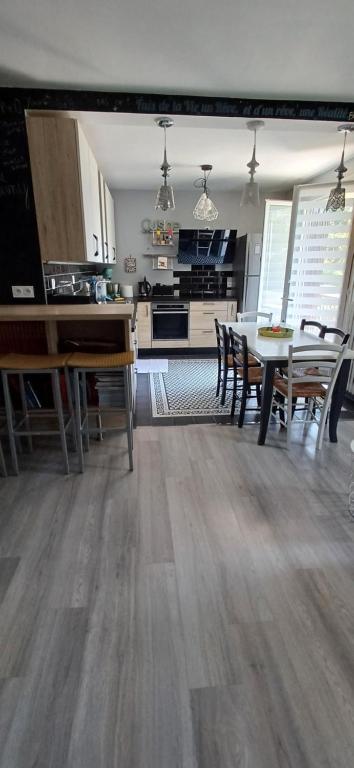une cuisine et une salle à manger avec une table et des chaises dans l'établissement Ideal famille, à Annecy
