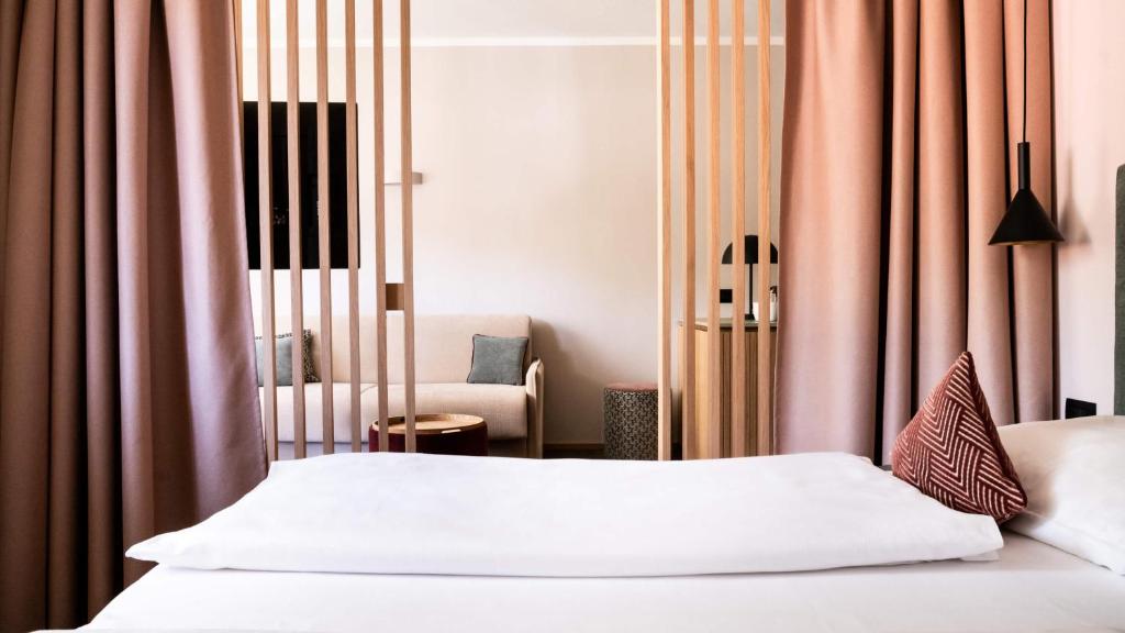 Postel nebo postele na pokoji v ubytování Flora Hotel & Suites