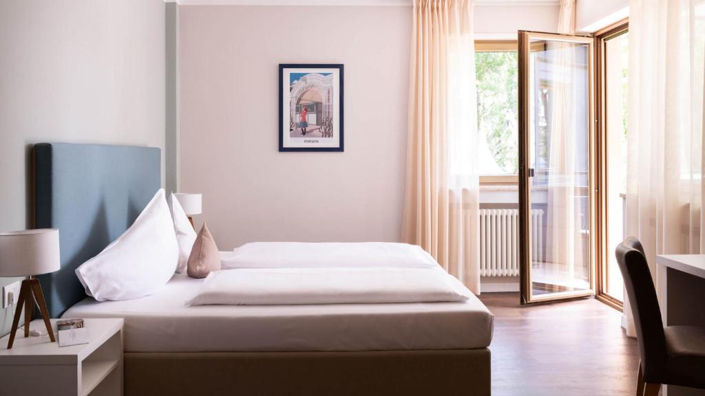 Postel nebo postele na pokoji v ubytování Flora Hotel & Suites