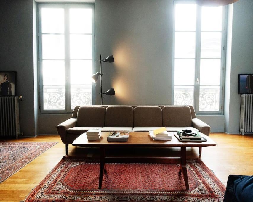 un salon avec un canapé et une table basse dans l'établissement Cœur Du Marais - Grand appartement 2 chambres, à Paris