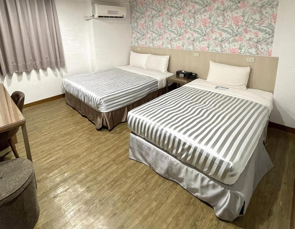Postel nebo postele na pokoji v ubytování Ximen Hotel