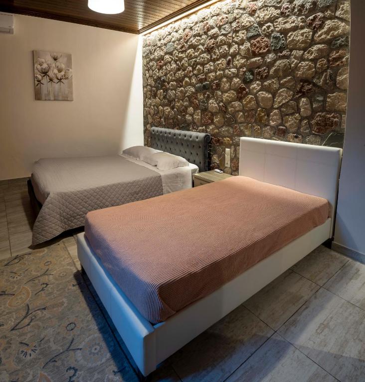 Postel nebo postele na pokoji v ubytování Liontos Rooms