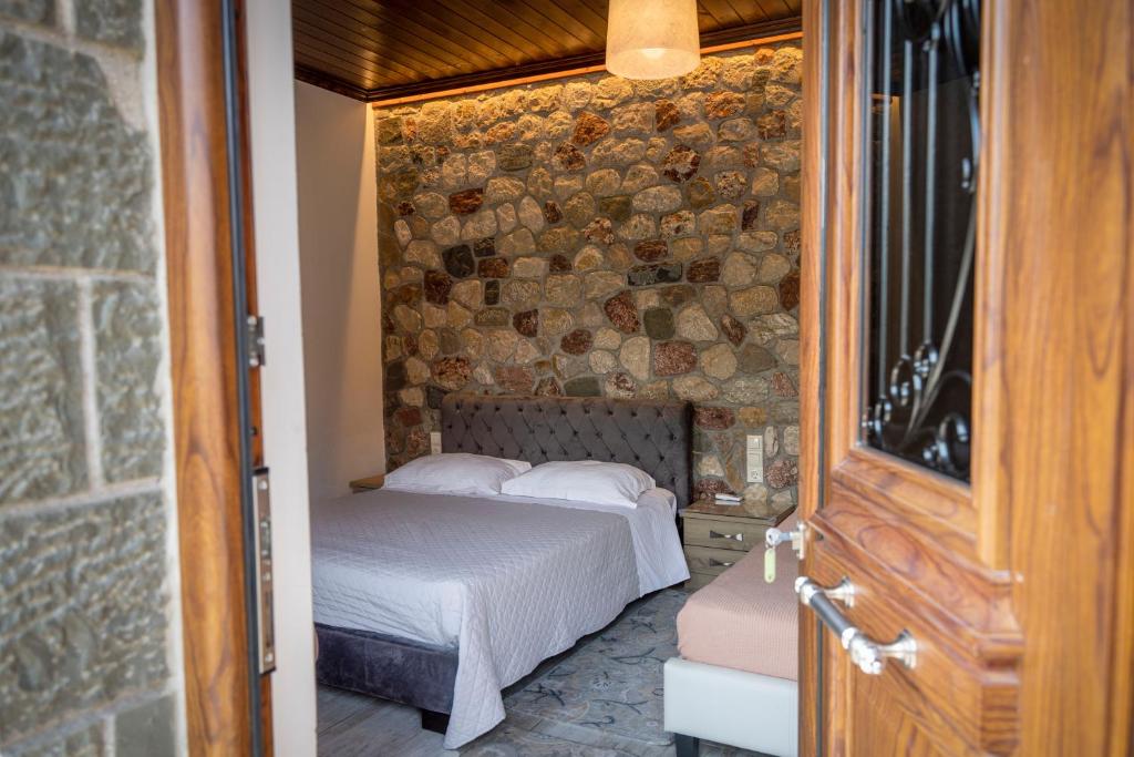 Postel nebo postele na pokoji v ubytování Liontos Rooms