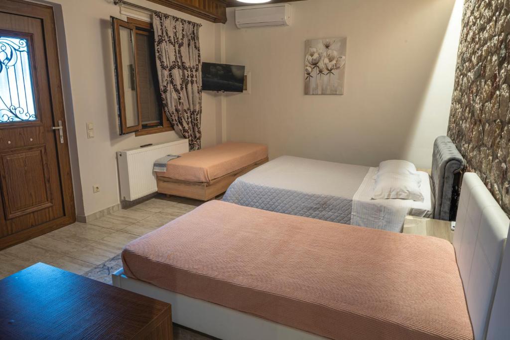 Postel nebo postele na pokoji v ubytování Liontos Rooms