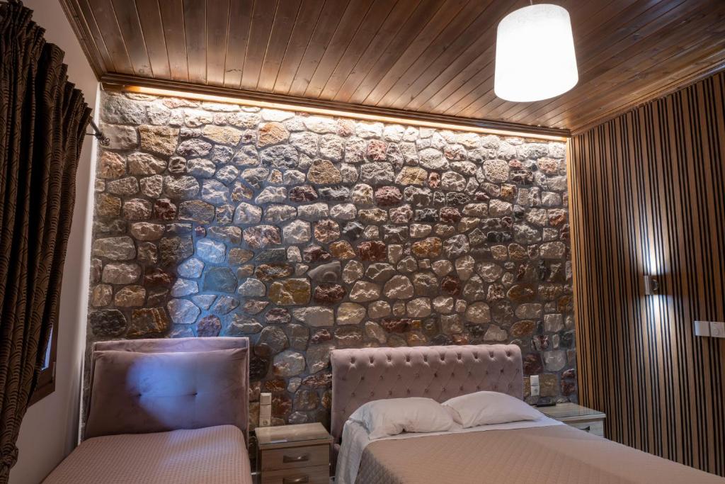 Postel nebo postele na pokoji v ubytování Liontos Rooms