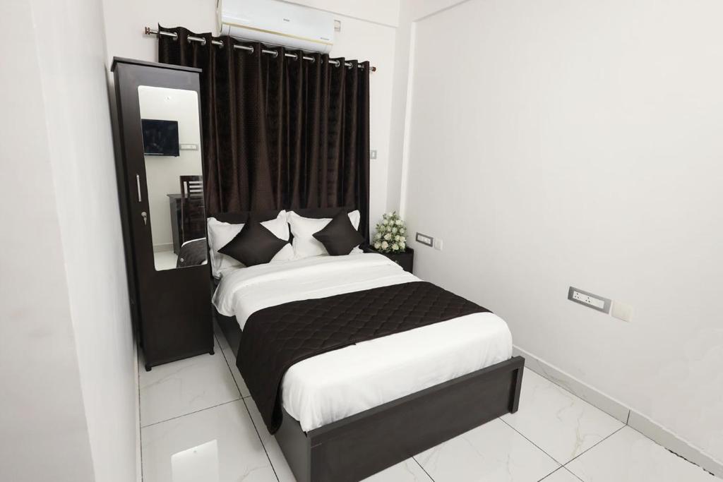 Postel nebo postele na pokoji v ubytování Guest West Inn Cochin