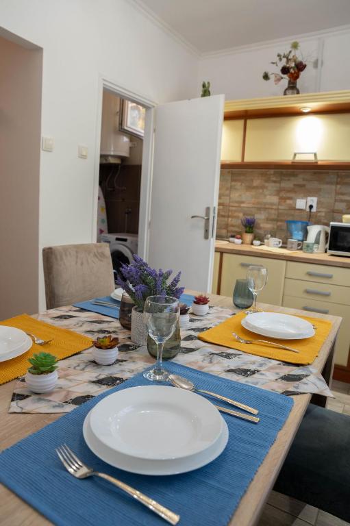 Kuchyň nebo kuchyňský kout v ubytování NadaHome - with fast WiFi and free parking