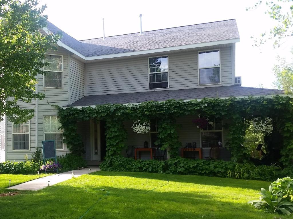 a house with ivy growing on the side of it at Moab Beds Xpress Inn in Moab