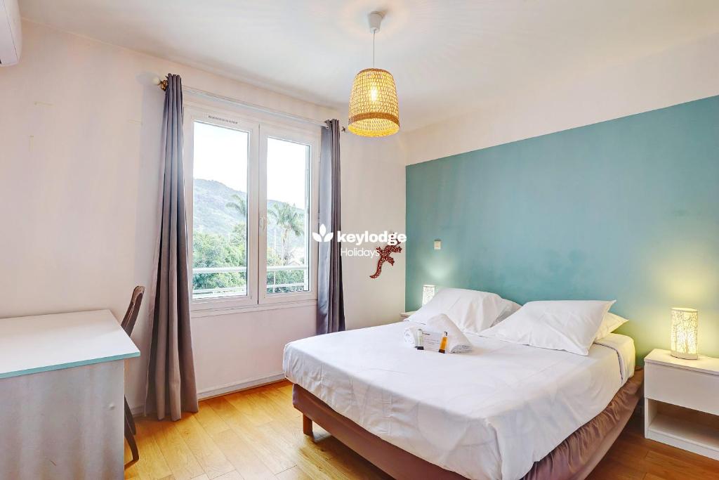 a bedroom with a large bed and a window at Ô Carré d'Or - T3 proche du centre ville- Saint-Denis in Saint-Denis