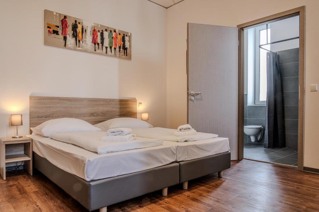 Postel nebo postele na pokoji v ubytování Queens Residenz