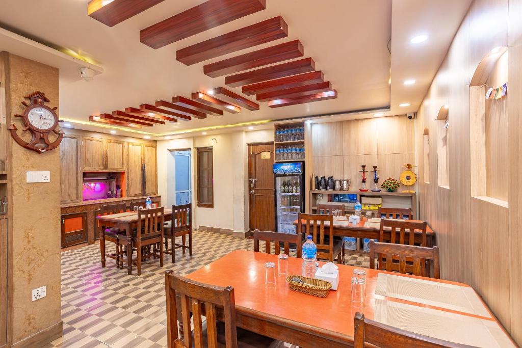 Kuchyň nebo kuchyňský kout v ubytování OYO 821 Hotel Gauri