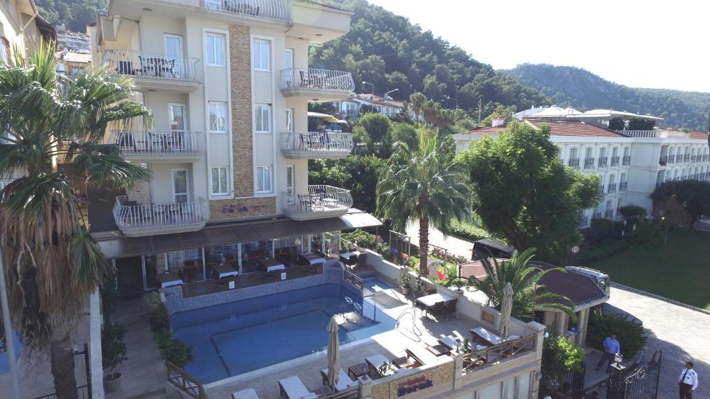 Nespecifikovaný výhled na hory nebo výhled na hory při pohledu z hotelu