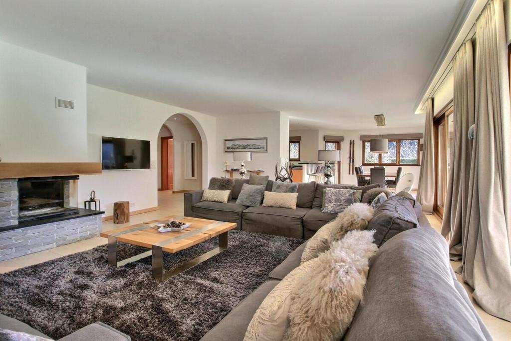 una sala de estar con un sofá y una mesa en Rives Reines, Spacious, Cable Car 4 Min Walk, en Champéry