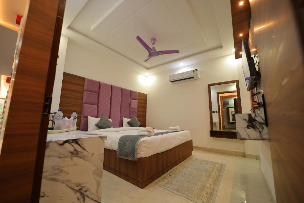Postel nebo postele na pokoji v ubytování Hotel Dev Villas - 600 meters from Taj Mahal