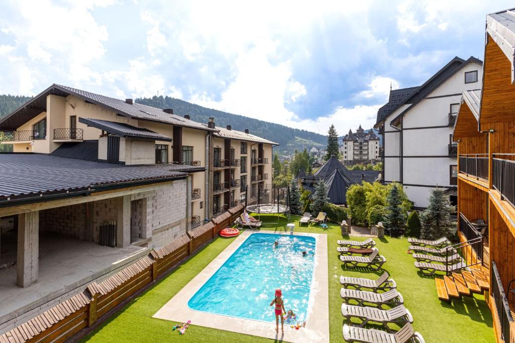 Bazén v ubytování Hotel Pid Strihoju nebo v jeho okolí