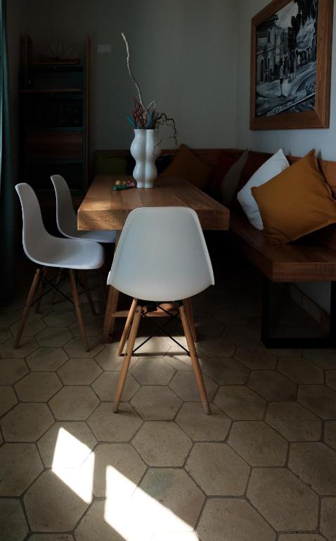 a living room with a table and a white chair at B&B Fermata 106 da Carolina in Siculiana Marina