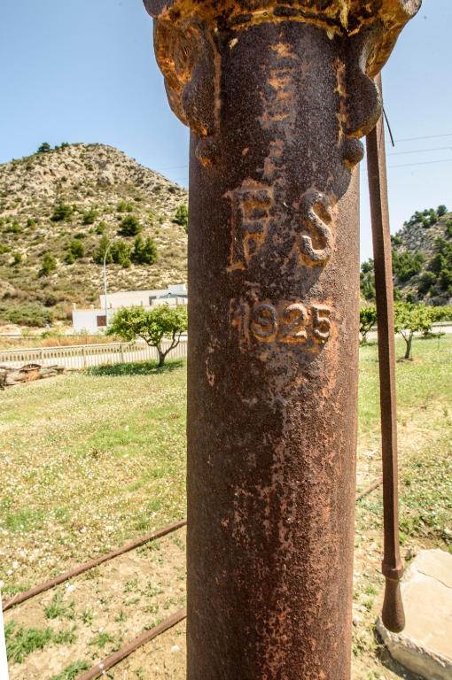 a rusted pole with writing on it in a field at B&B Fermata 106 da Carolina in Siculiana Marina