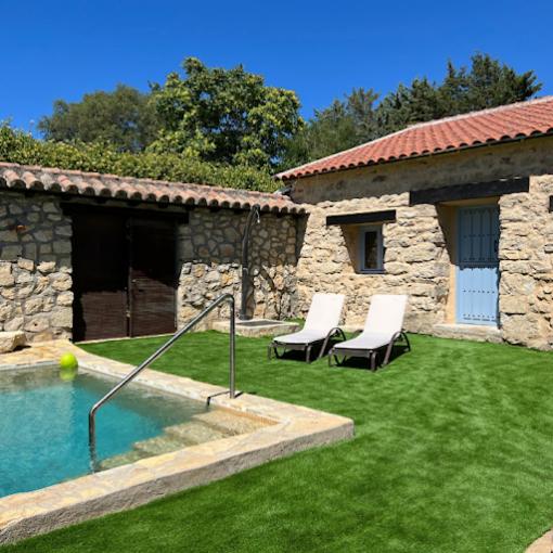 Bazén v ubytování Casa rural La Casona de Monterrey nebo v jeho okolí