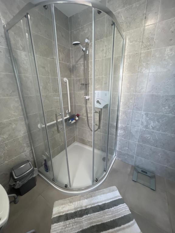 una doccia con una porta in vetro in un bagno di 15 Cluain Caoin Nenagh a Nenagh