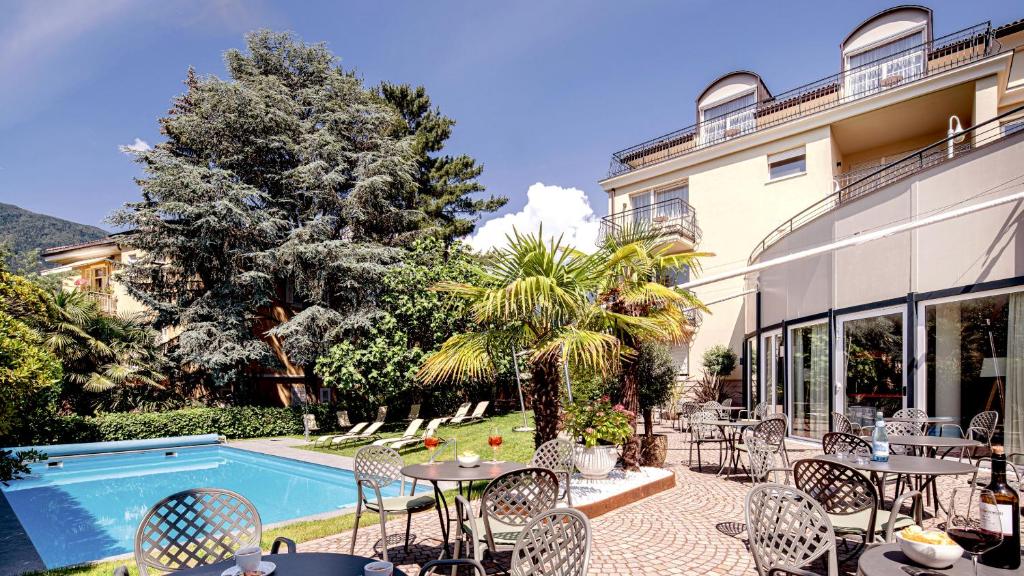 Bazén v ubytování Hotel Villa Laurus nebo v jeho okolí