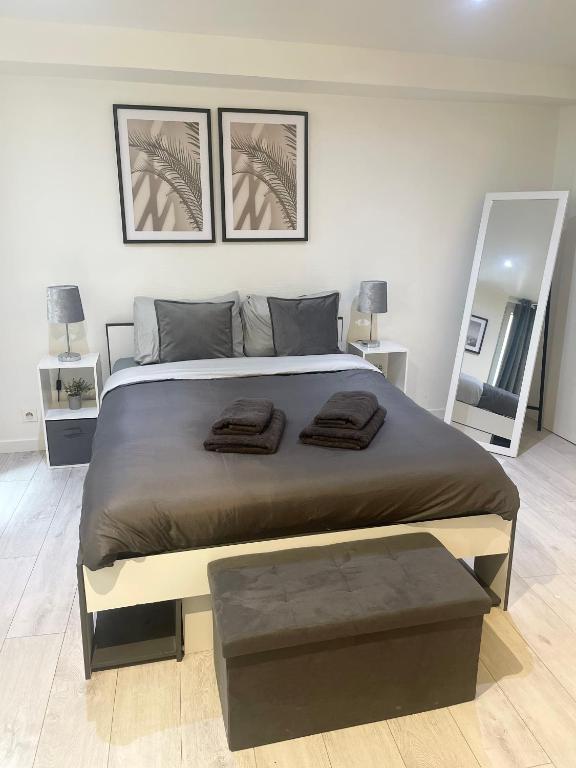 - une chambre avec un grand lit et deux miroirs dans l'établissement Le Cocon du Panthéon, à Paris