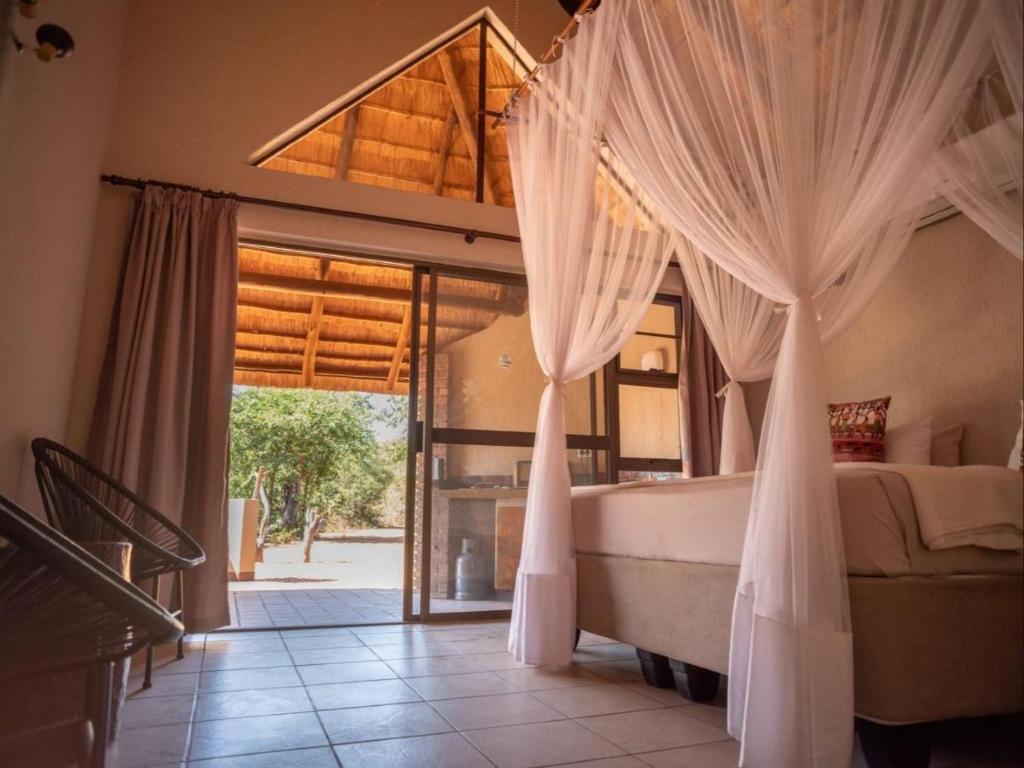 Postel nebo postele na pokoji v ubytování Masorini Bush Lodge & Safari Tents