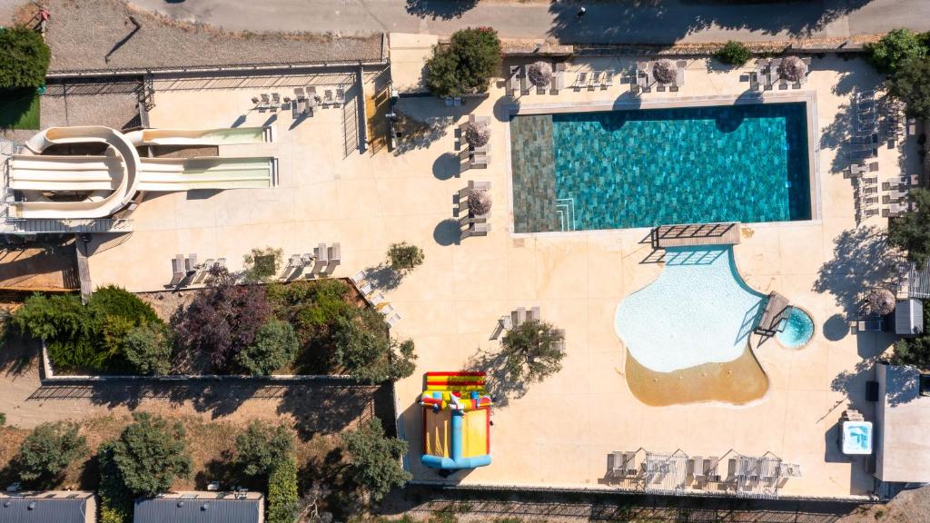 - une vue sur la piscine dans l'établissement Camping International d'Aups, à Aups