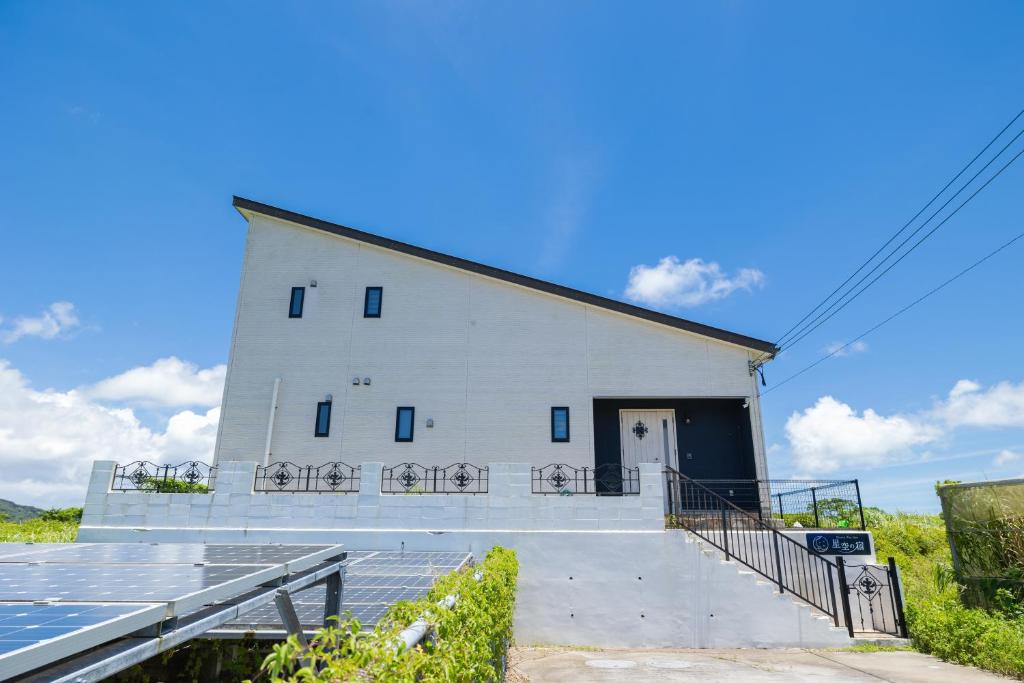 El edificio en el que está la villa