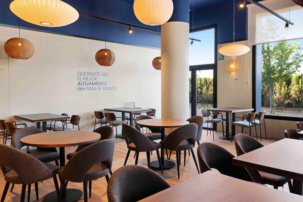 A restaurant or other place to eat at B&B HOTEL Albacete