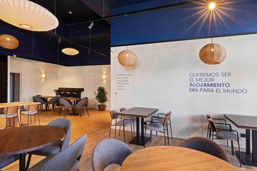A seating area at B&B HOTEL Albacete