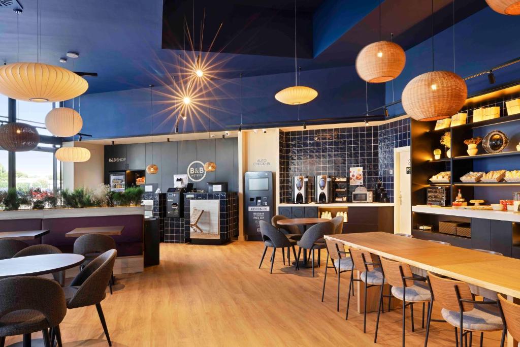 The lounge or bar area at B&B HOTEL Albacete