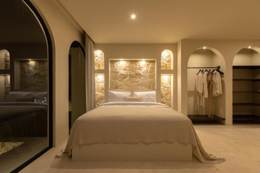 Ένα ή περισσότερα κρεβάτια σε δωμάτιο στο Villa Sawa Romantic Reatreat Pererenan by OriVista