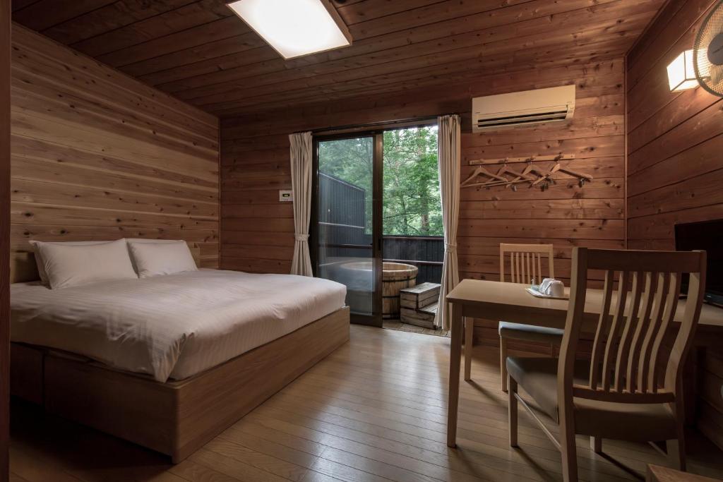 Uma cama ou camas num quarto em Fujiyama Inn Conifer