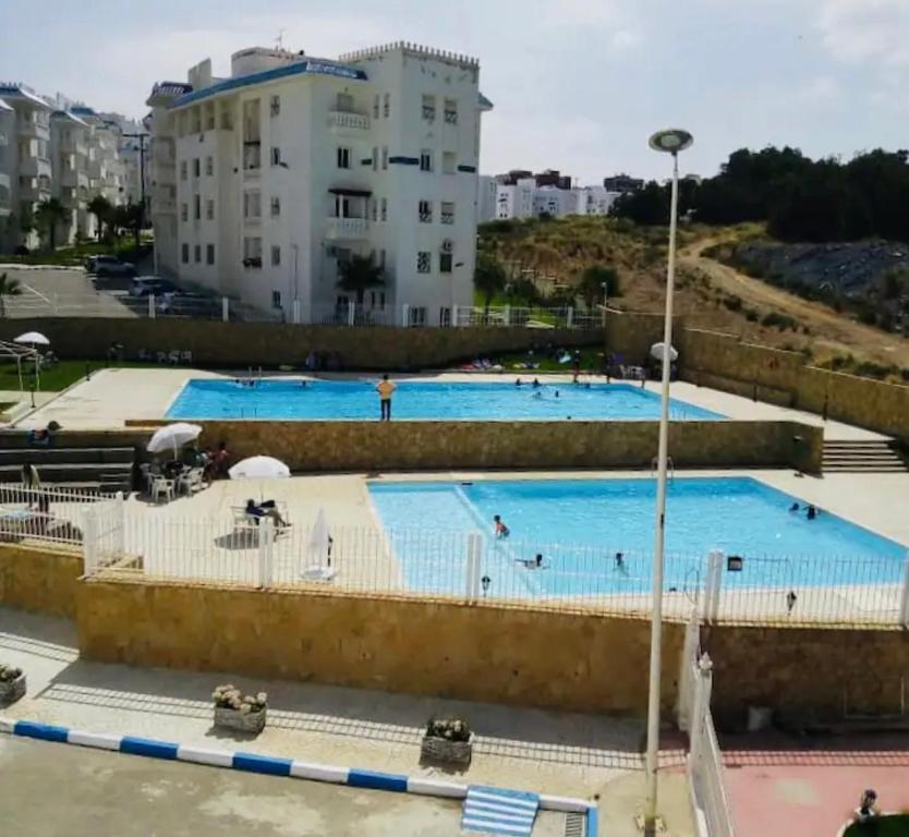 Bazén v ubytování Apparemment avec piscine Fnidec bab septa bab ceuta nebo v jeho okolí