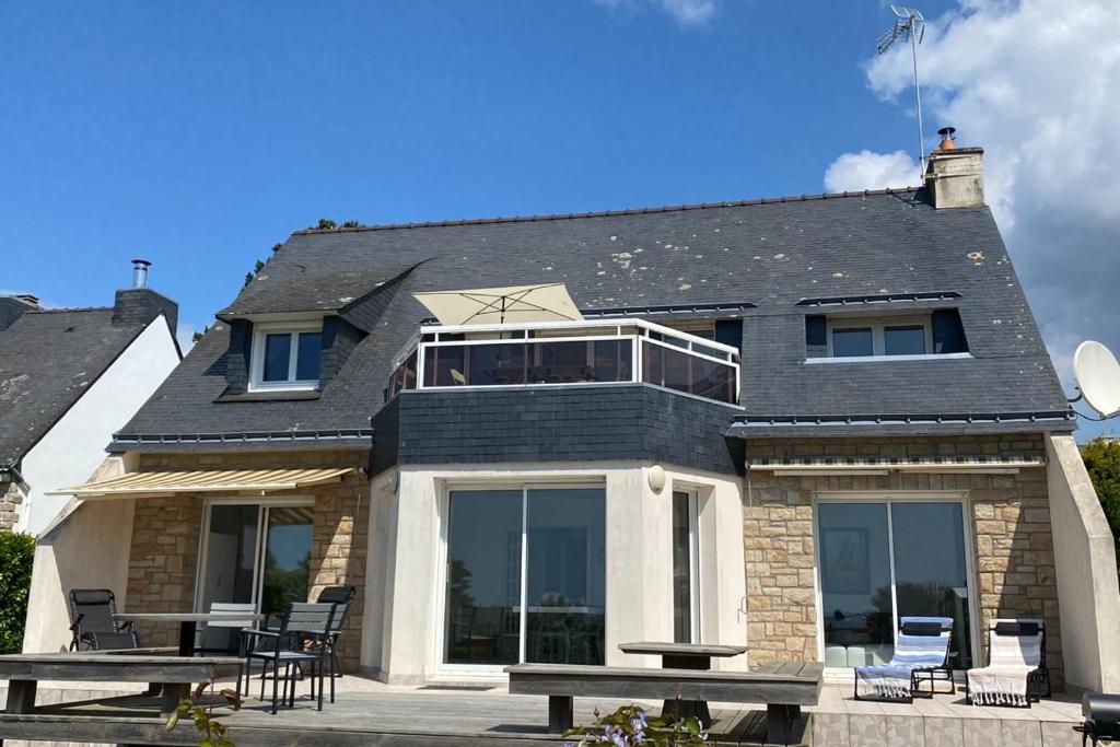 une maison avec une table et des chaises devant dans l'établissement Maison face à l'océan, à Sarzeau