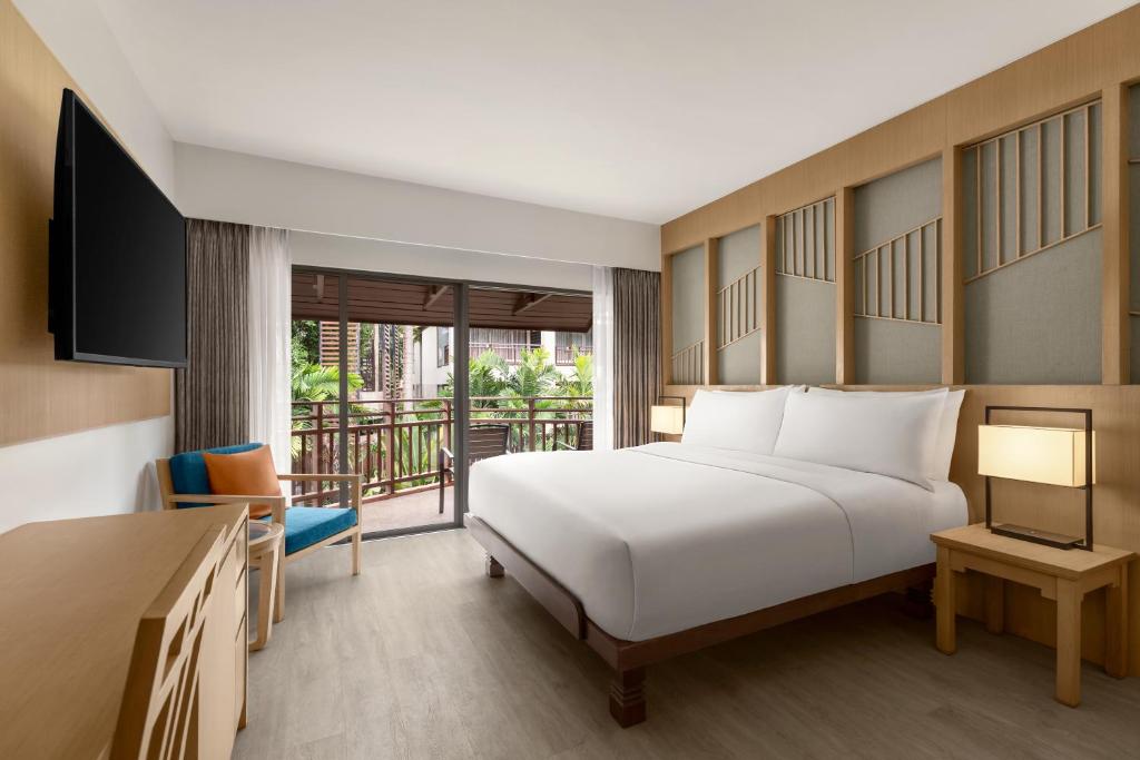Postel nebo postele na pokoji v ubytování Courtyard by Marriott Phuket, Patong Beach Resort