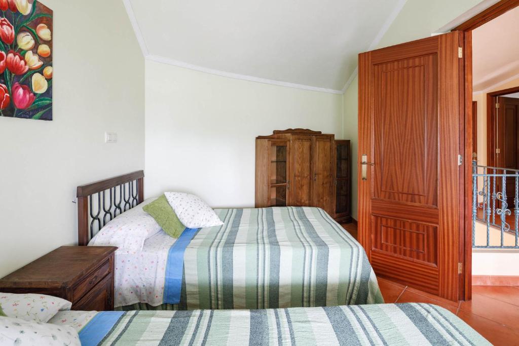 A bed or beds in a room at Casa Nueva de Bueu