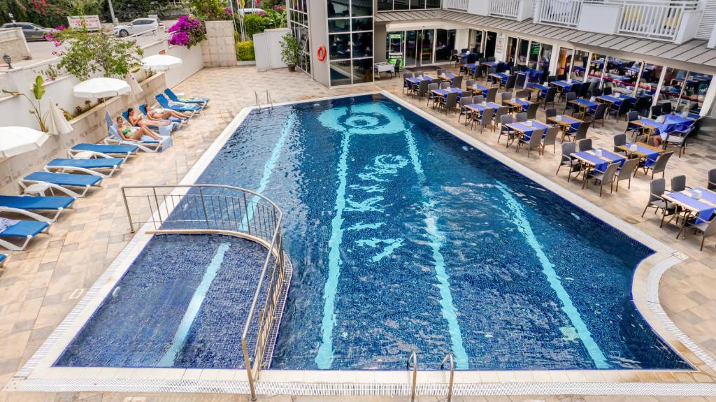 Bazén v ubytování Viking Express Hotel nebo v jeho okolí