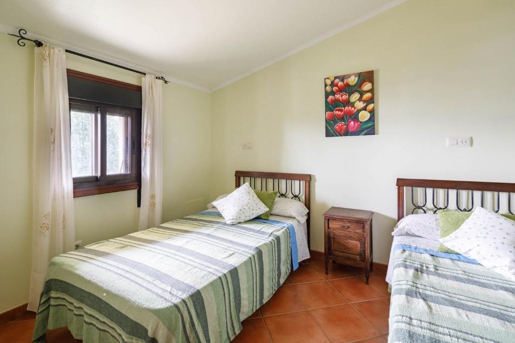 A bed or beds in a room at Casa Nueva de Bueu