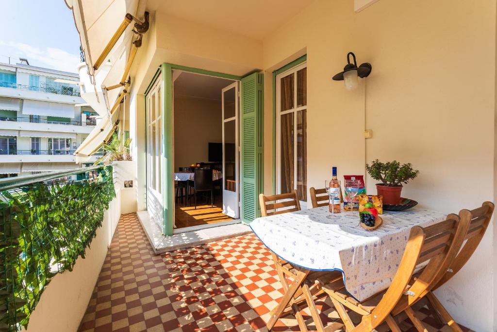 un patio avec une table et des chaises sur un balcon dans l'établissement LE CAPITOL 2 AP 4421 By Riviera Holiday Homes, à Nice