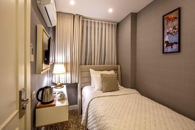 Postel nebo postele na pokoji v ubytování Mr BEYAZ HOTEL
