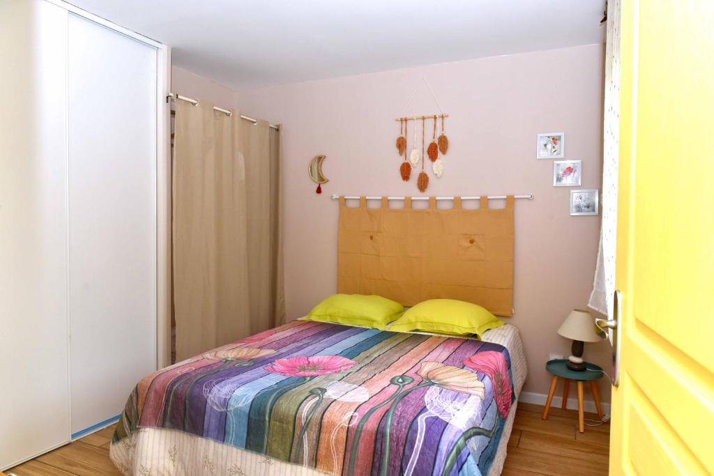 Postel nebo postele na pokoji v ubytování Appartement avec pergola