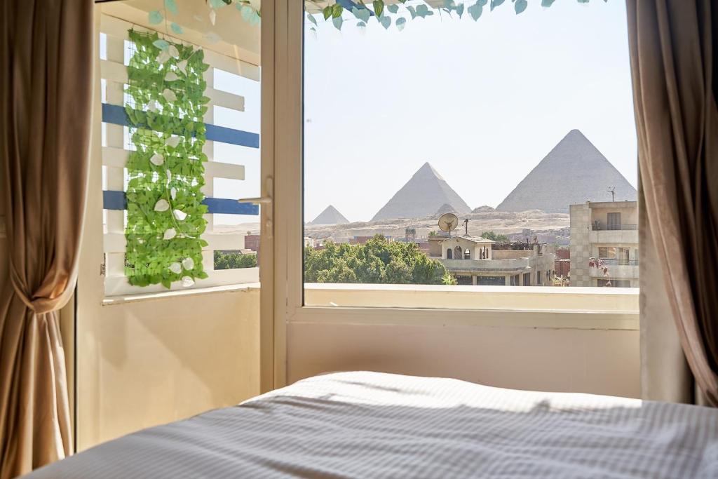 سرير أو أسرّة في غرفة في prestige pyramids INN