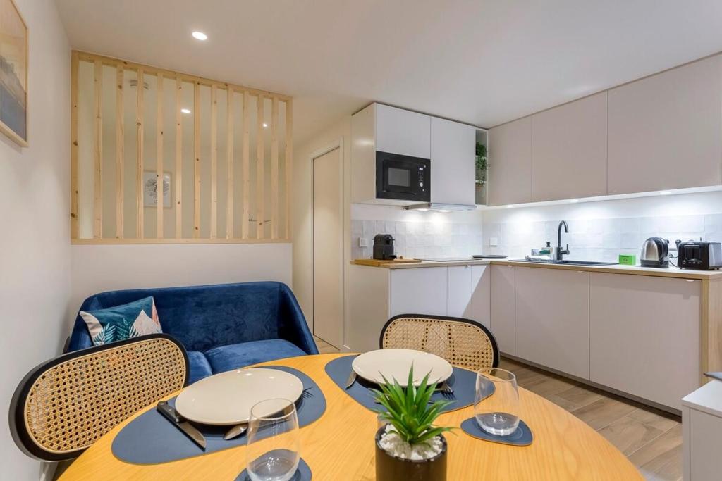 un salon avec une table et des chaises et une cuisine dans l'établissement Cozy Studio - Heart of the Traboule, à Lyon