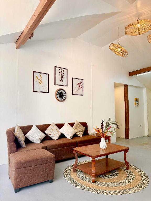 Posezení v ubytování Mayad El Nido Hostel