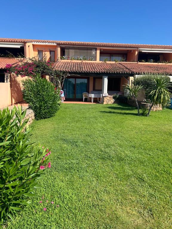 a house with a yard with a lawn sidx sidx sidx sidx at Casa azzurra Salina Bamba in Punta Molara