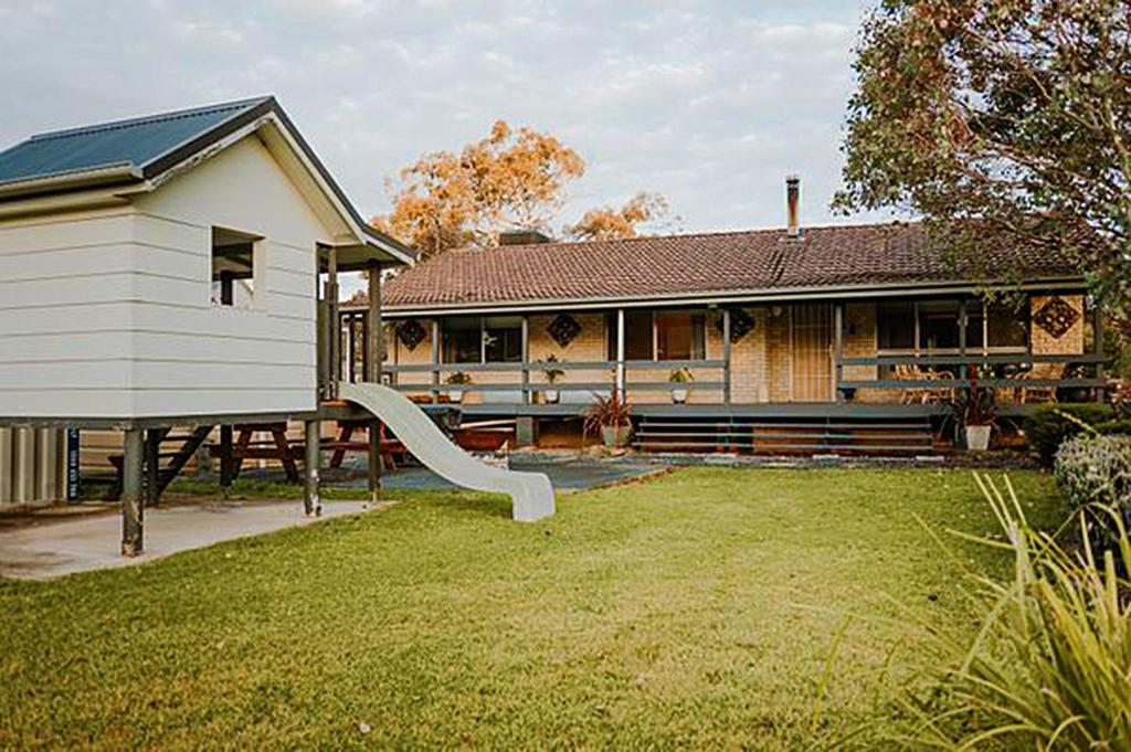 Taman di luar Country Cottage in Town